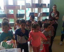 INFANTIL 5 AÑOS VISITA LA BIBLIOTECA