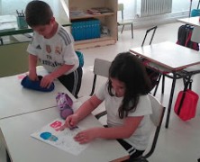 LOS ALUMN@S DE 2º SE DIVIERTEN COLOREANDO