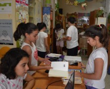 Entrega de diplomas a los Colaboradores de la biblioteca.